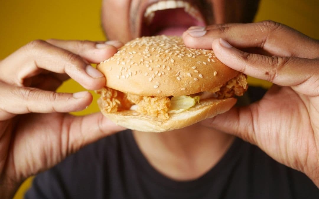 COMER POR EMOCIÓN: ATRACONES Y RESTRICCIÓN